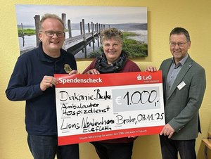 Burkhard Stamer, Vizepräsident des Clubs, übergibt symbolischen Scheck an Frauke Renken (Koordinatorin des Hospizdienstes) und Thomas Scheurenbrand (Leiter des Kreisdiakonischen Werkes Wesermarsch) (v.l.).