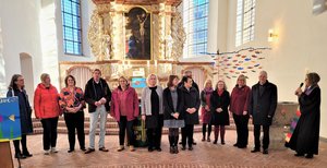 Kreispfarrerin Martina Wittkowski bedankt sich im Gottesdienst in Vechta bei den Diakoniemitarbeitern. Foto: Carsten Homann