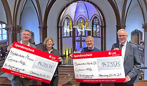 Pastor Christoph Fasse der Kirchengemeinde Ohmstede, Pastorin Heike Jakubeit (Generalsekretärin der Norddeutschen Mission), Pastorin Birgit Pflugrad der Kirchengemeinde Ohmstede, Pfarrer Thomas Feld (theol. Vorstand des Diakonischen Werkes in Oldenburg) bei der Spendenübergabe. Foto:Jennifer Dierks/Diakonie