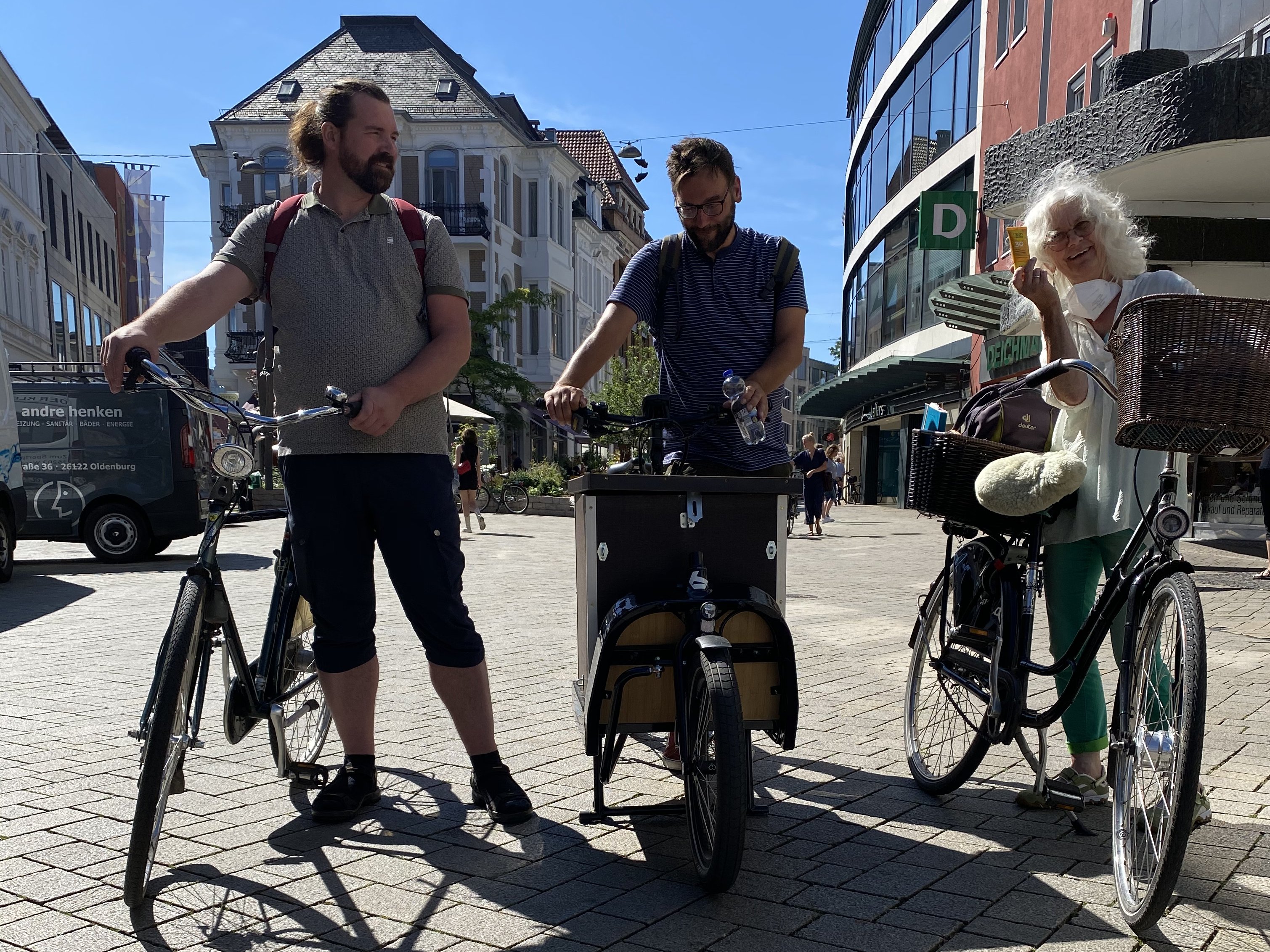 Die Straßensozialarbeiter Derk Stürenburg (von links) und Marcus Zechelius und Krankenschwesrer Mechthild Bünker auf dem Weg zu ihren Klientinnen und Klienten in der Oldenburger Innenstadt. Foto: Johanne Logemann