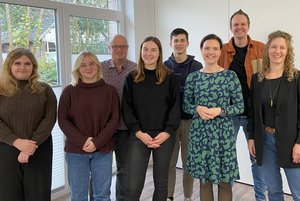 Die Freiwilligen und Mitarbeitenden der Diakonie im Oldenburger Land freuten sich über den Besuch von Anne Janssen bei der Jugendhilfe Collstede. Foto: Kerstin Kempermann