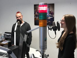 Durch die Sendung führen die Auszubildenden Madita Mindermann und Sebastian Brandes. Foto: Frerk Hinrichs