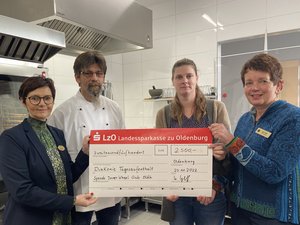 Einen Scheck über 2500 Euro überreichten Jose Fastje (rechts) und Susanne May (links) vom Inner Wheel Club Oldenburg an Sozialarbeiterin Jessica Griczan und Küchenmitarbeiter Daniel Hemp vom Tagesaufenthalt in der Cloppenburger Straße.