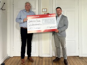 Andreas Voller aus der Regionaldirektion der LZO Wesermarsch überreicht Thomas Scheurenbrand, Leiter des Diakonischen Werkes Wesermarsch, den großzügigen Spendencheck.