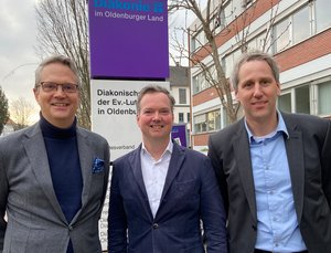 Freuen sich die Lösung für die Bewohnerinnen und Bewohner sowie die Mitarbeitenden des Seniorenzentrums Haarentor verkünden zu Können (von links) Dr. Christian Kaufmann, Dr. Friedrich Ley und Mario Behrends. Foto. Kerstin Kempermann