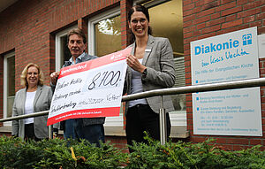 Martina Fisser (von links) und Bernd Hake vom Diakonischen Werk Oldenburger Münsterland freuen sich über die Spende, die Annette Vetter von de LZO überreichte. Foto: Kerstin Kempermann/Diakonie