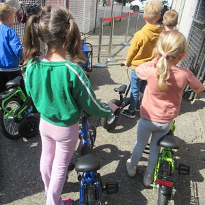 Die Kinder freuen sich über die neuen Fahrzeuge. Foto. DiKiTa