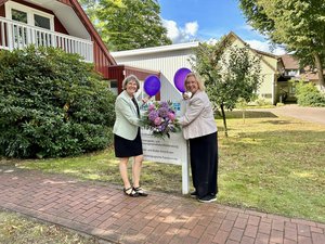 Die Geschäftsführerin Martina Fieser (rechts) überreicht Marlies Kleefeld zum Abschied einen Blumenstrauß.
