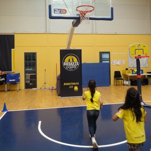 Die ABC Piraten haben am Basketballfestival teilgenommen. Es gab verschiedene Stationen, natürliche wurde Basketball gespielt, aber auch gesunde Ernährung war ein Thema. Foto: DiKiTa