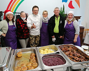 Beim Mittagstisch, wie hier beim Weihnachtsmenü, engagieren sich viele Ehrenamtliche. Foto: Tagesaufenthalt Nordenham