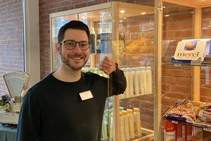 Immer dienstags  tauscht Nils Leßmeister sein Leitungsbüro für eine Stunde gegen den kleinen Kiosk im Eingangsbereich des Christoporus-Haus in Brake. Foto: Kerstin Kempermann