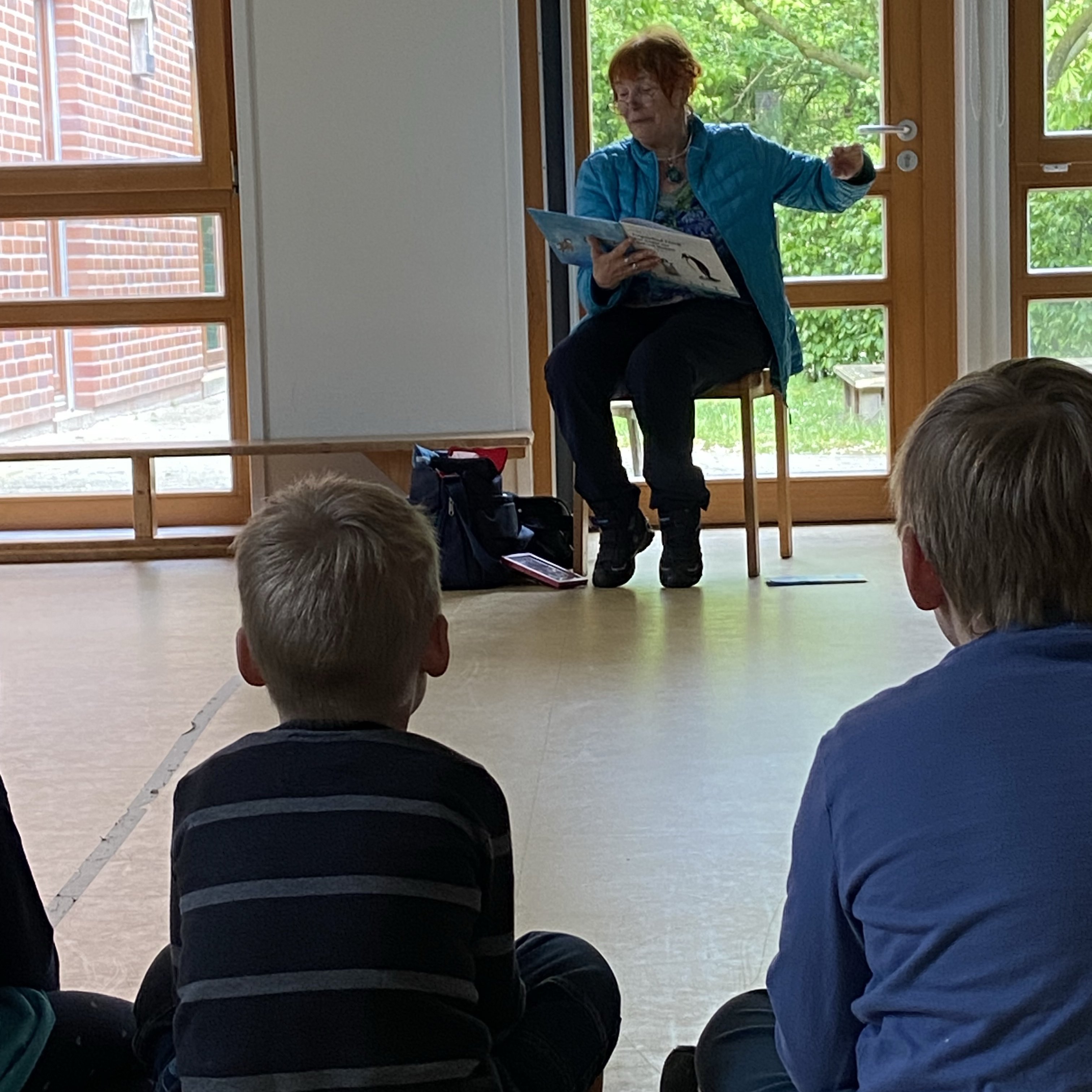 Gespannt lauschen die Kinder Astrid Kaiser. Foto: Kita Birkhuhnweg