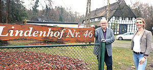 Jan Prassel, Einrichtungsleiter der Jugendhilfe Collstede, zusammen mit Katharina Kruse-Matyl vor dem Lindenhof in Hude. Foto: Kerstin Kempermann