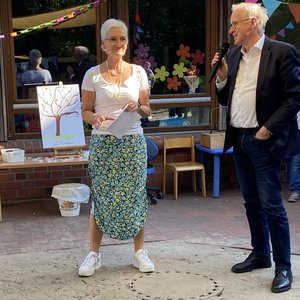 Einrichtungsleiterin Ines Wiesner und Diakonie-Vorstand Thomas Feld begrüßten die Gäste beim Sommerfest. Foto: Kerstin Kempermann