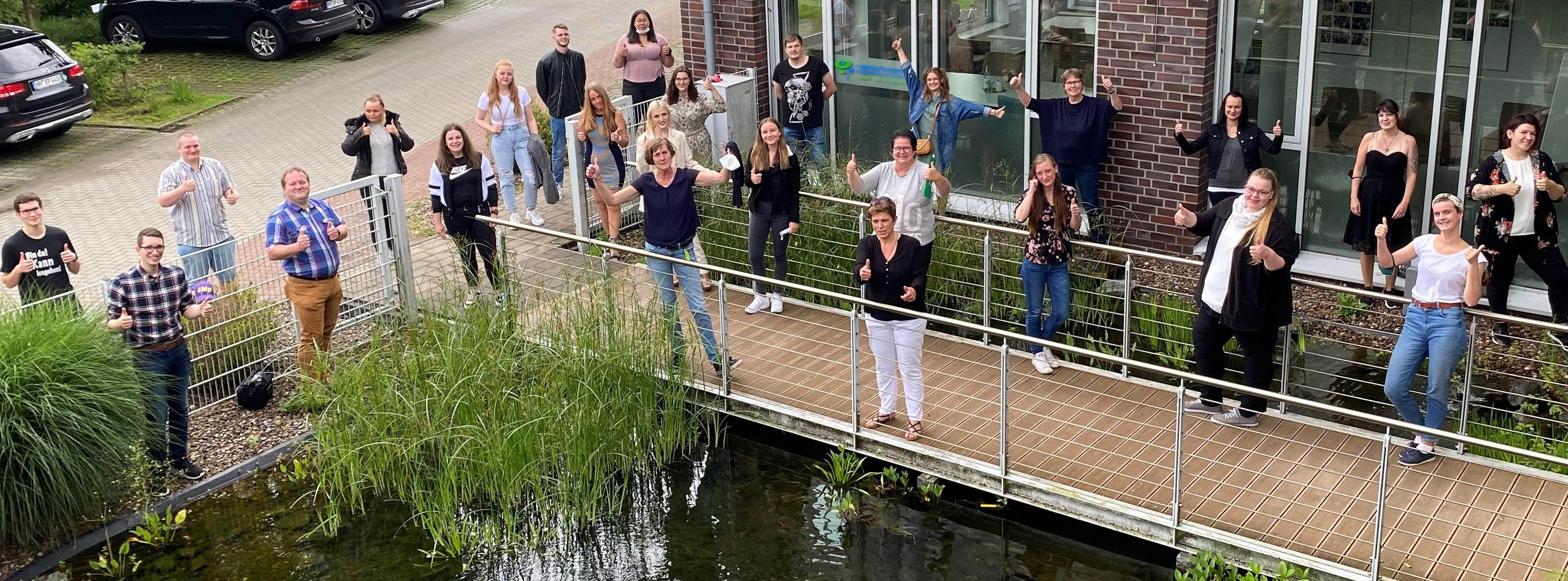 Schulleiterin Birgit Voß (Mitte) freut sich mit den neuen Pflegefachkräften. Foto: Ev. Zentrum für Bildung in der Pflege