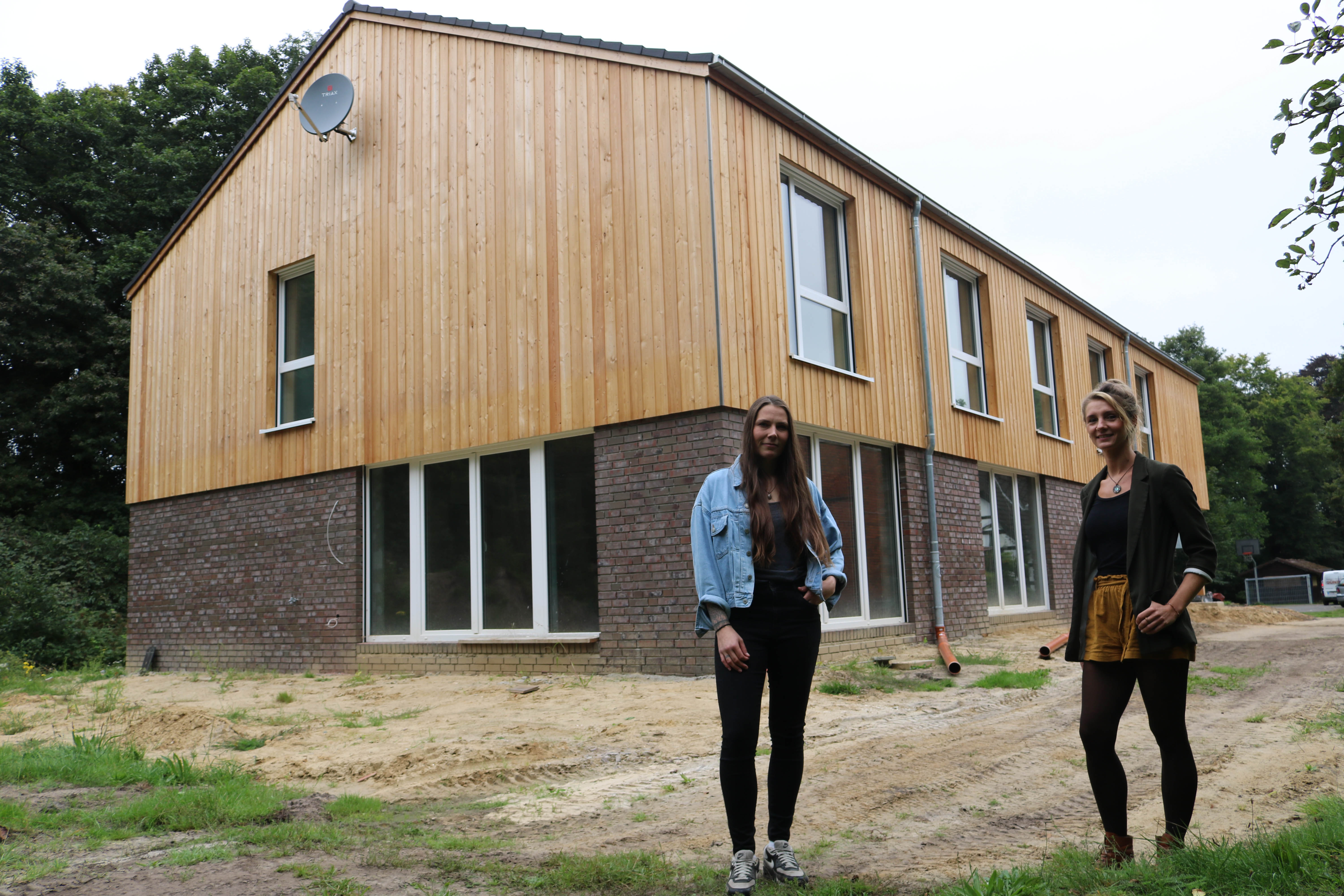 Einrichtungsleiterin Katharina Kruse-Matyl und Insa Oltmanns, Betreuerin in der Jugendwohngruppe, zeigen stolz das in Holzrahmenbau errichtete Gebäude, in das die Gruppe im Herbst einziehen wird. Foto: Kerstin Kempermann