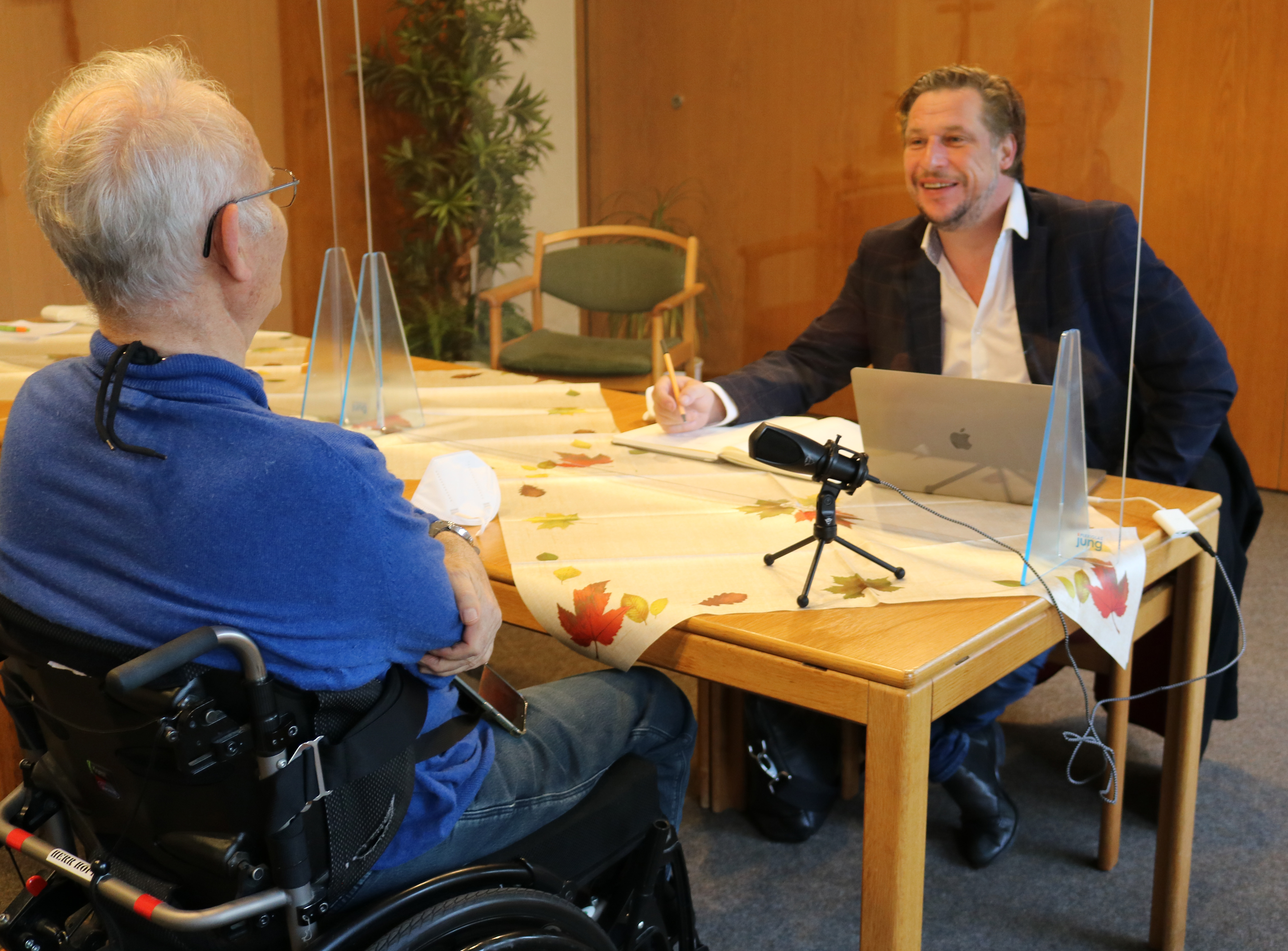 Volker Höfig erzählt Arne Nobel im Rahmen des Buchprojektes aus seiner Jugend. Foto: Kerstin Kempermann