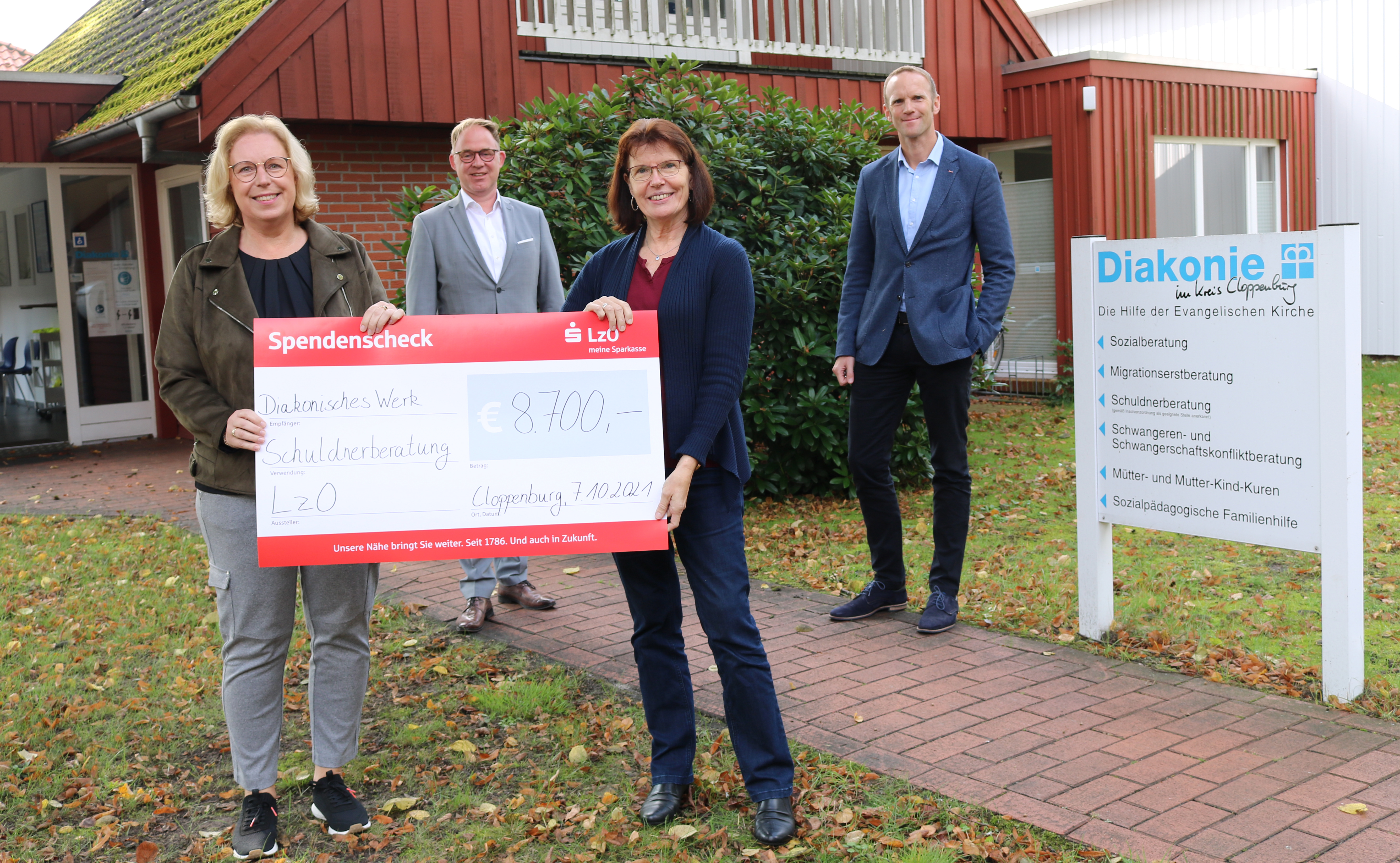 Martina Fisser (vorne von links) und Marlies Kleefeld freuen sich über den Spendenscheck, den Frank Naber (zweite Reihe von links) und Volker Raker überreichten. Foto: Kerstin Kempermann/Diakonie