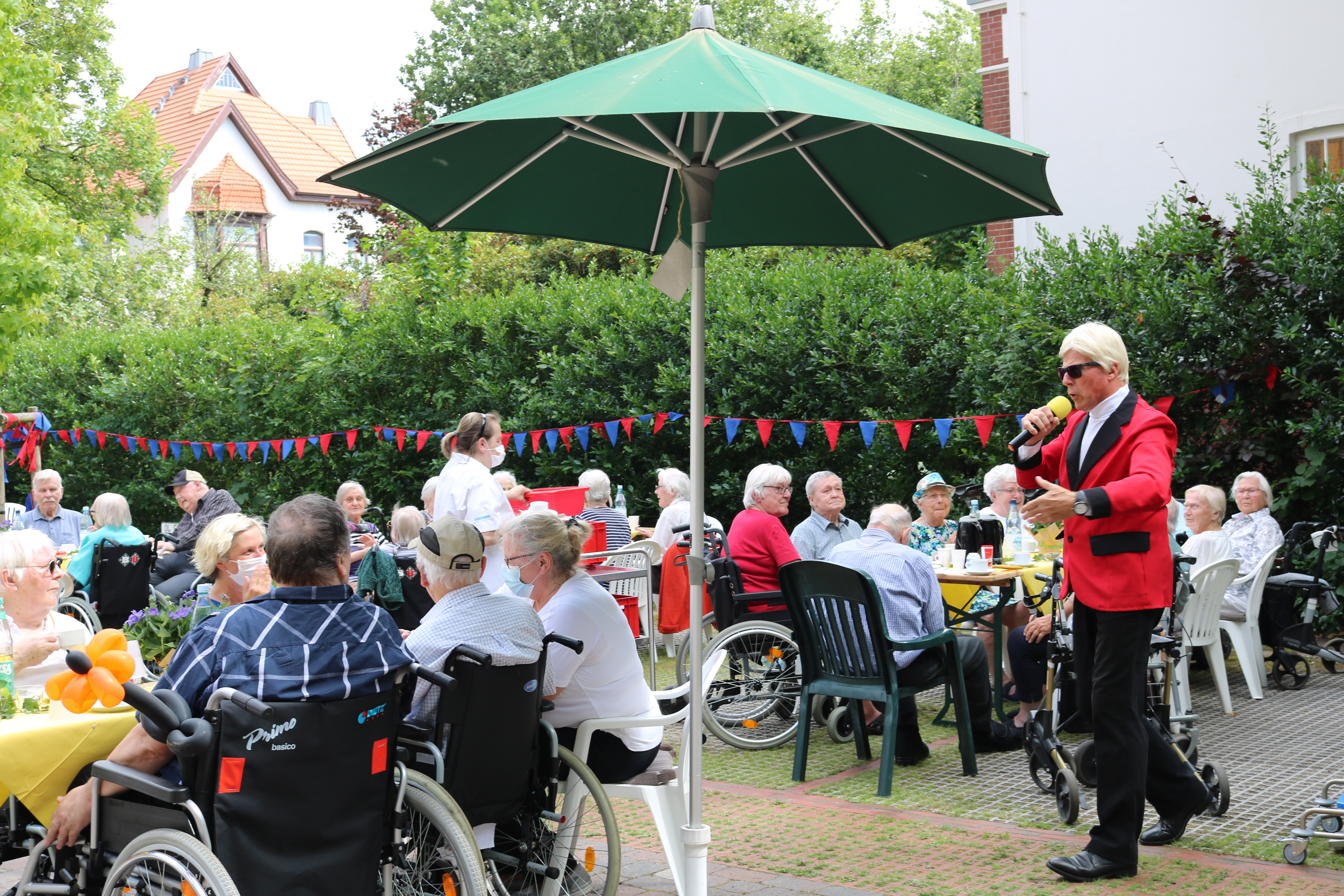 Beste Unterhaltung mit einem Heino-Double genossen die Bewohnerinnen und Bewohner. Fotos: Kerstin Kempermann