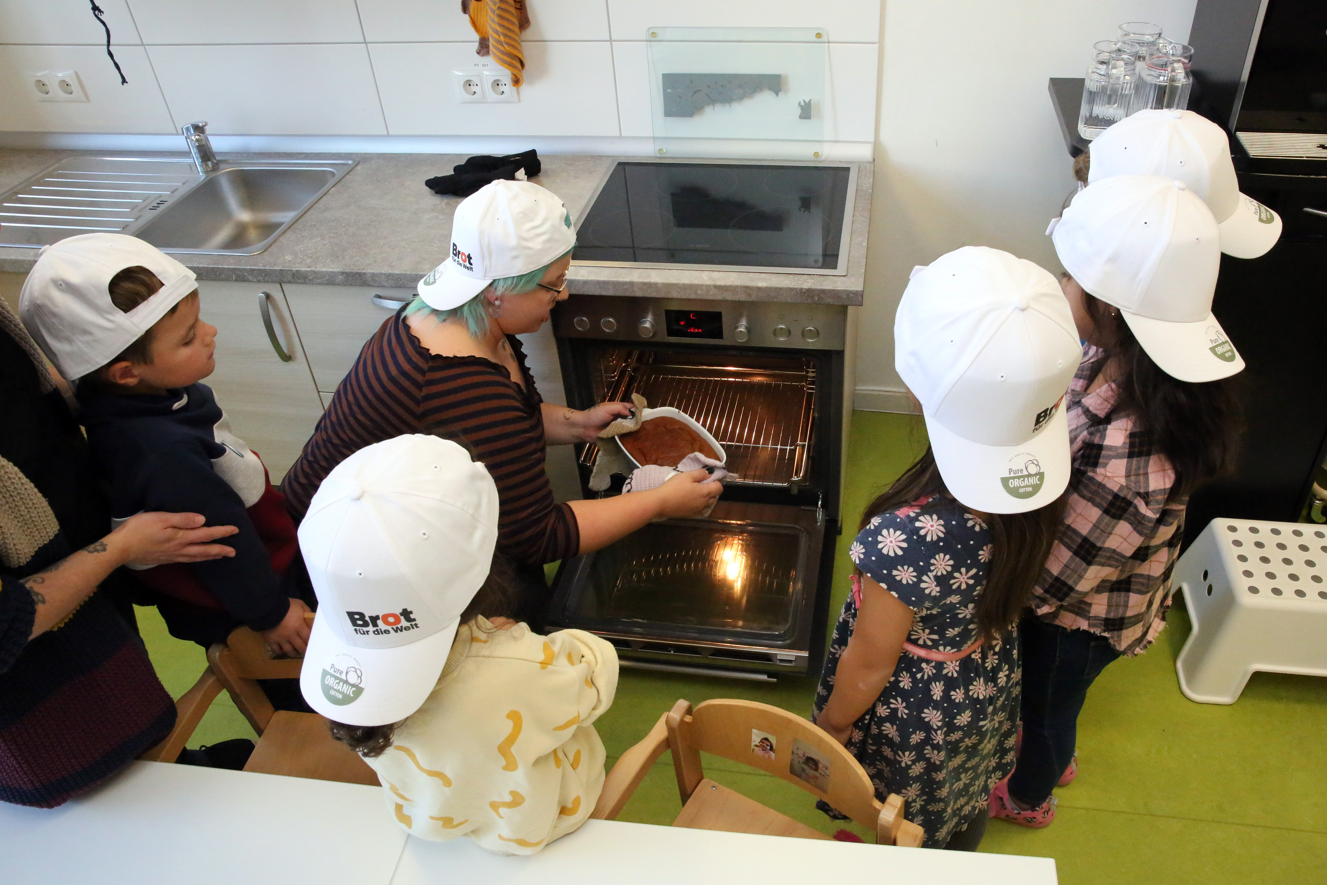 Mit Spannung wird das fertige Bananenbrot gemustert. Foto: Dirk-Michael Grötzsch