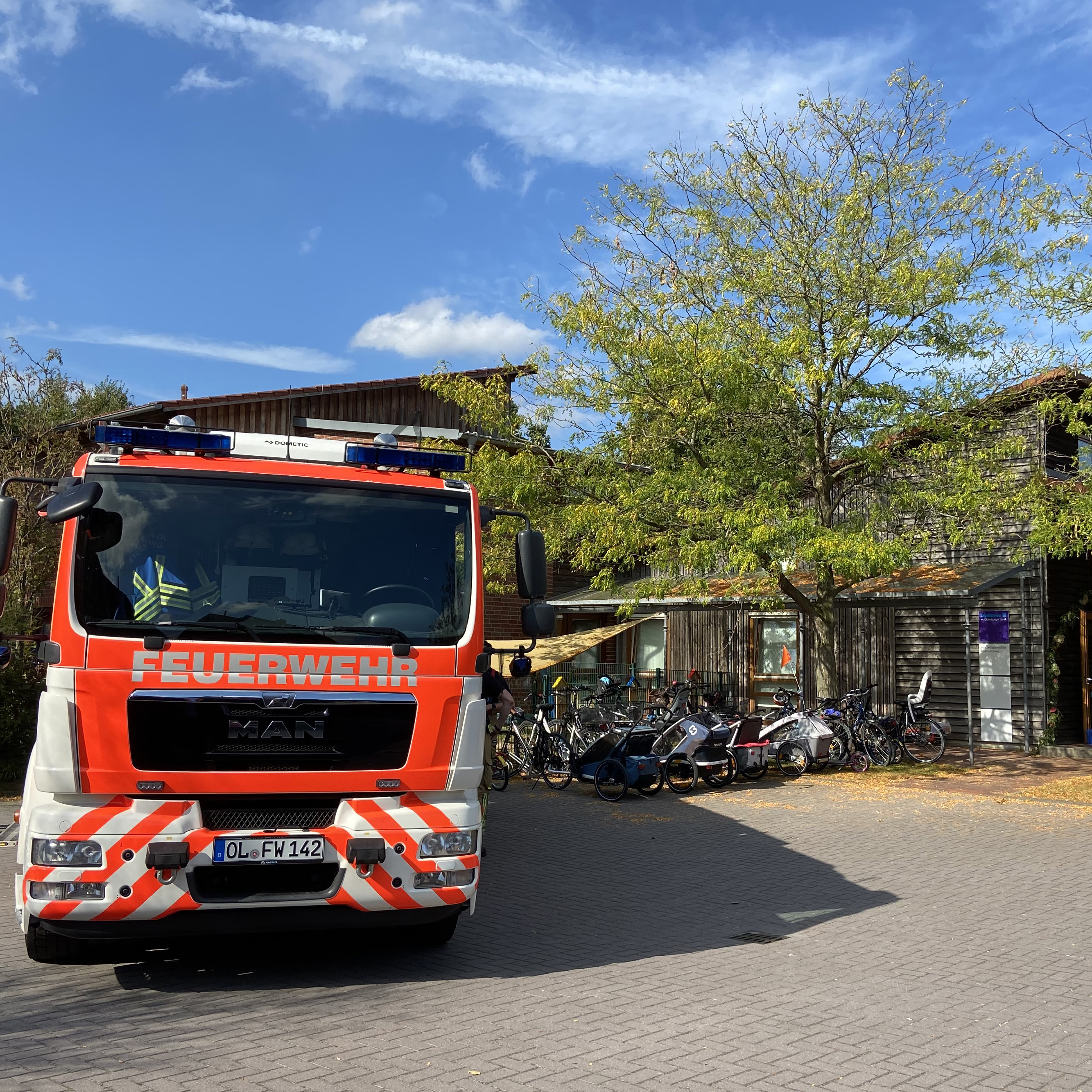 Das Feuerwehrauto war für die Kinder ein Höhepunkt beim Sommerfest. Foto. Kerstin Kempermann