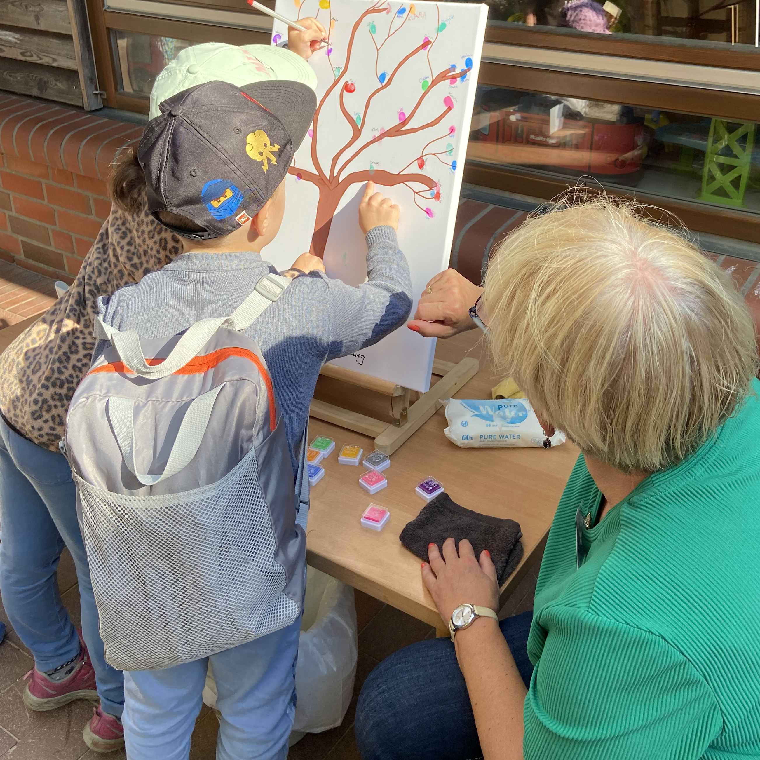 Ein gemeinsam gestaltetes Bild wird an das Jubiläum erinnern. Foto: Kerstin Kempermann