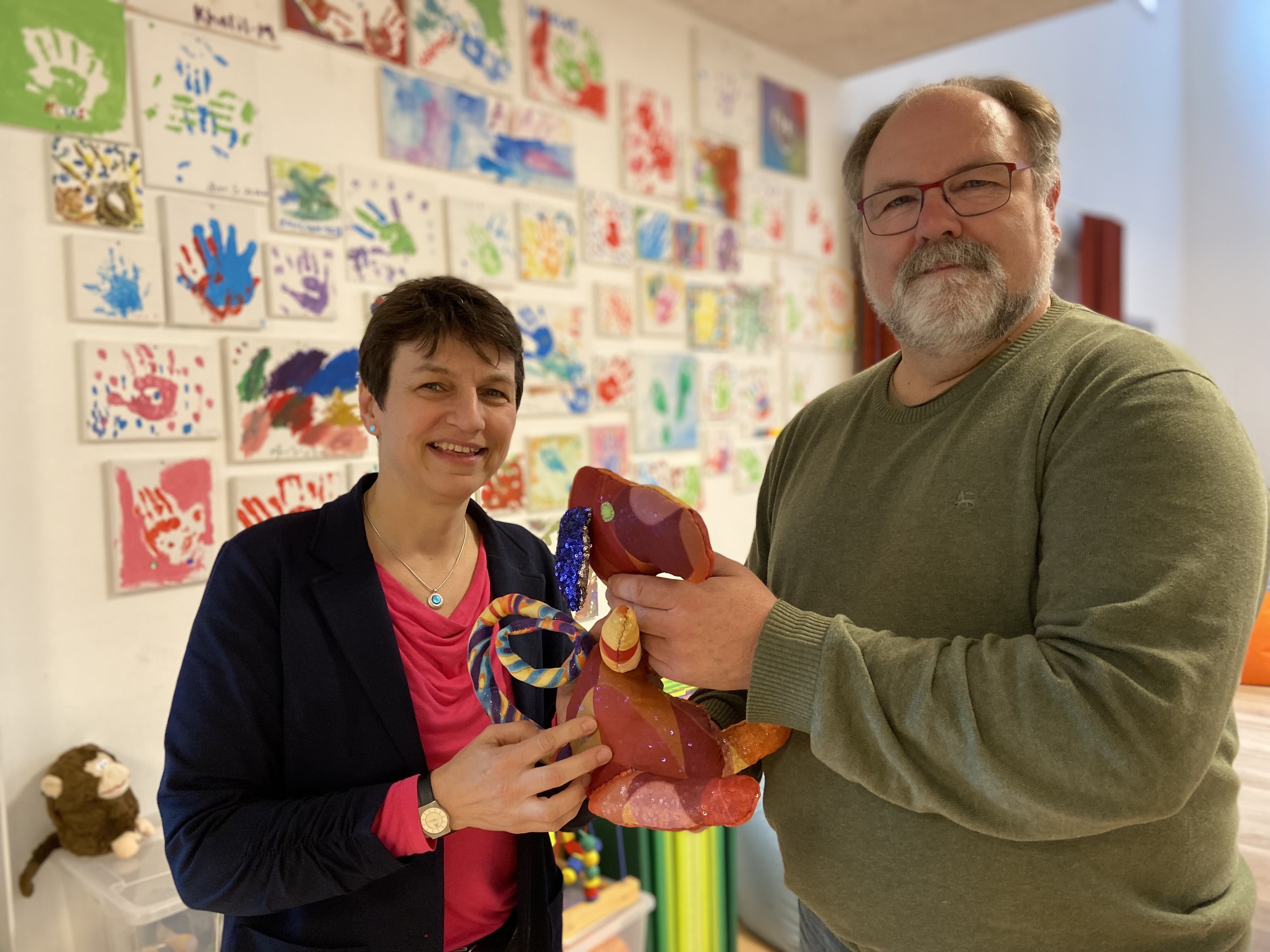 Ute Dorczol, Leiterin des Haus Regenbogen überreicht Sven Hunger-Weiland das KIOLA-Tier. Foto: Kerstin Kempermann