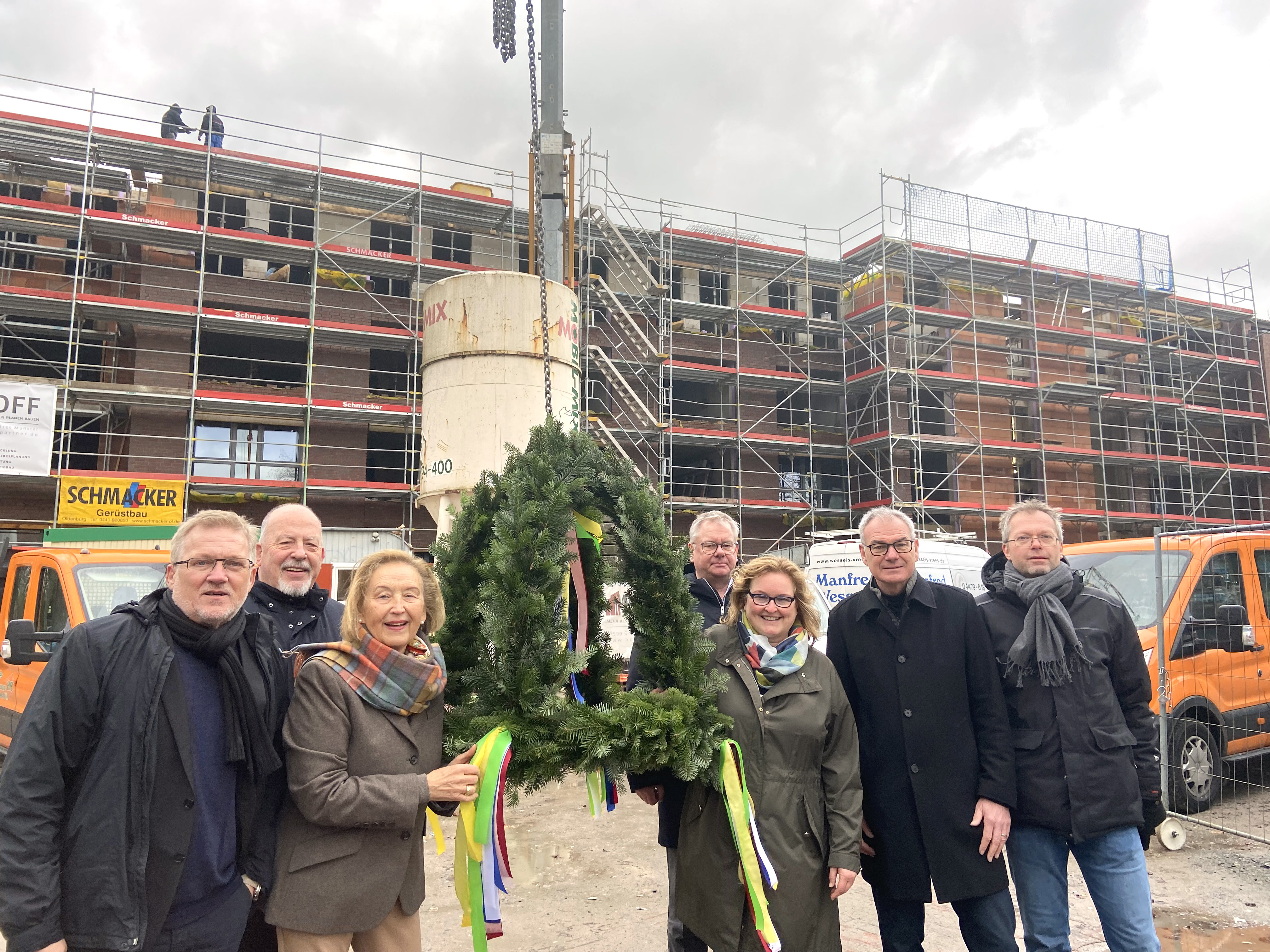 Freuen sich über den Baufortschritt (von links): Egon Temmen, Werner Könitz, Rita Szaszi, Axel Stellmann, Petra Schumann, Uwe Lach und Ludger Fredewess. Foto: Kerstin Kempermann