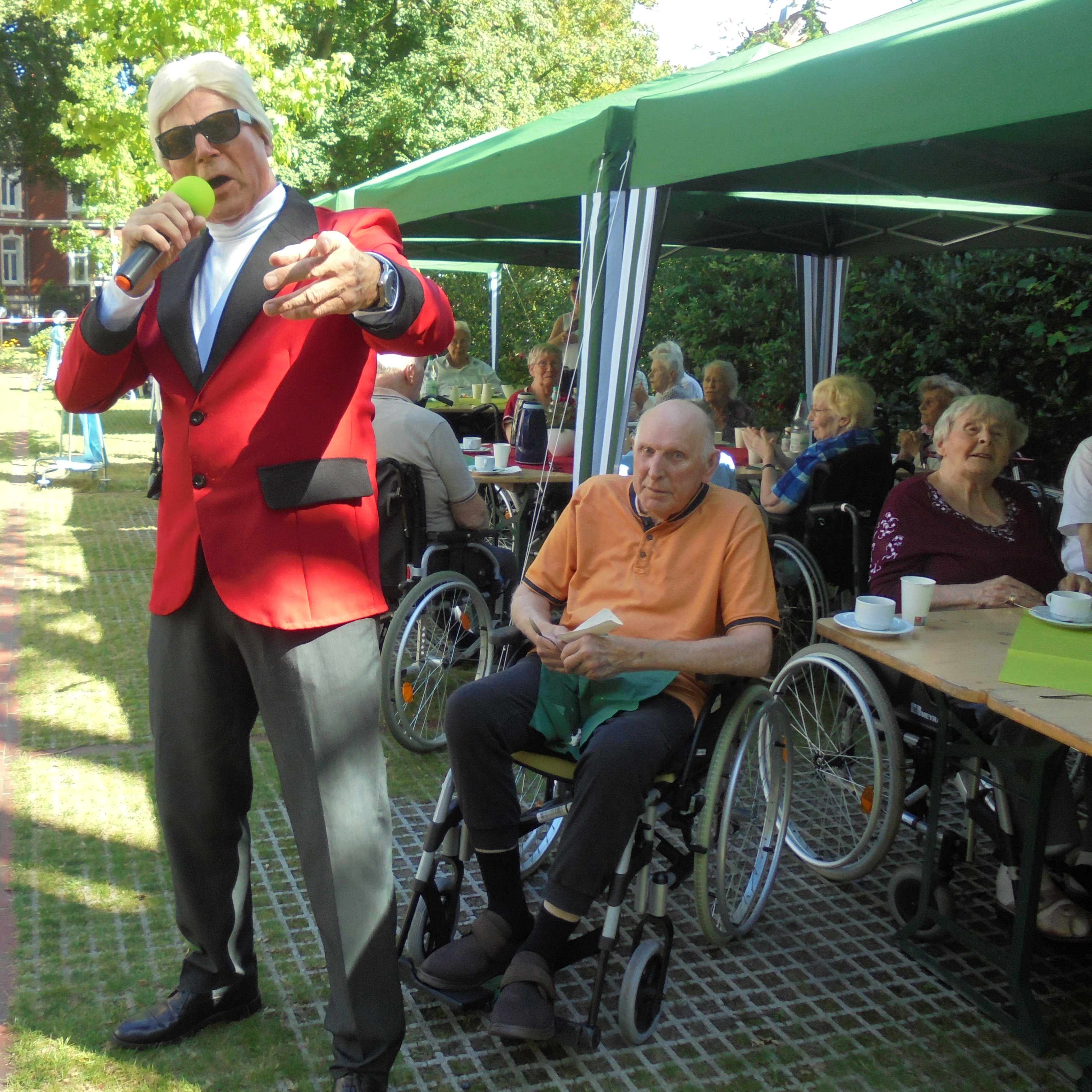 Beim Sommerfest im Friedas-Frieden-Stift lud ein Heino-Immitator bei schönstem Sommerwetter zum  Mitsingen ein. Foto: Friedas-Frieden-Stift