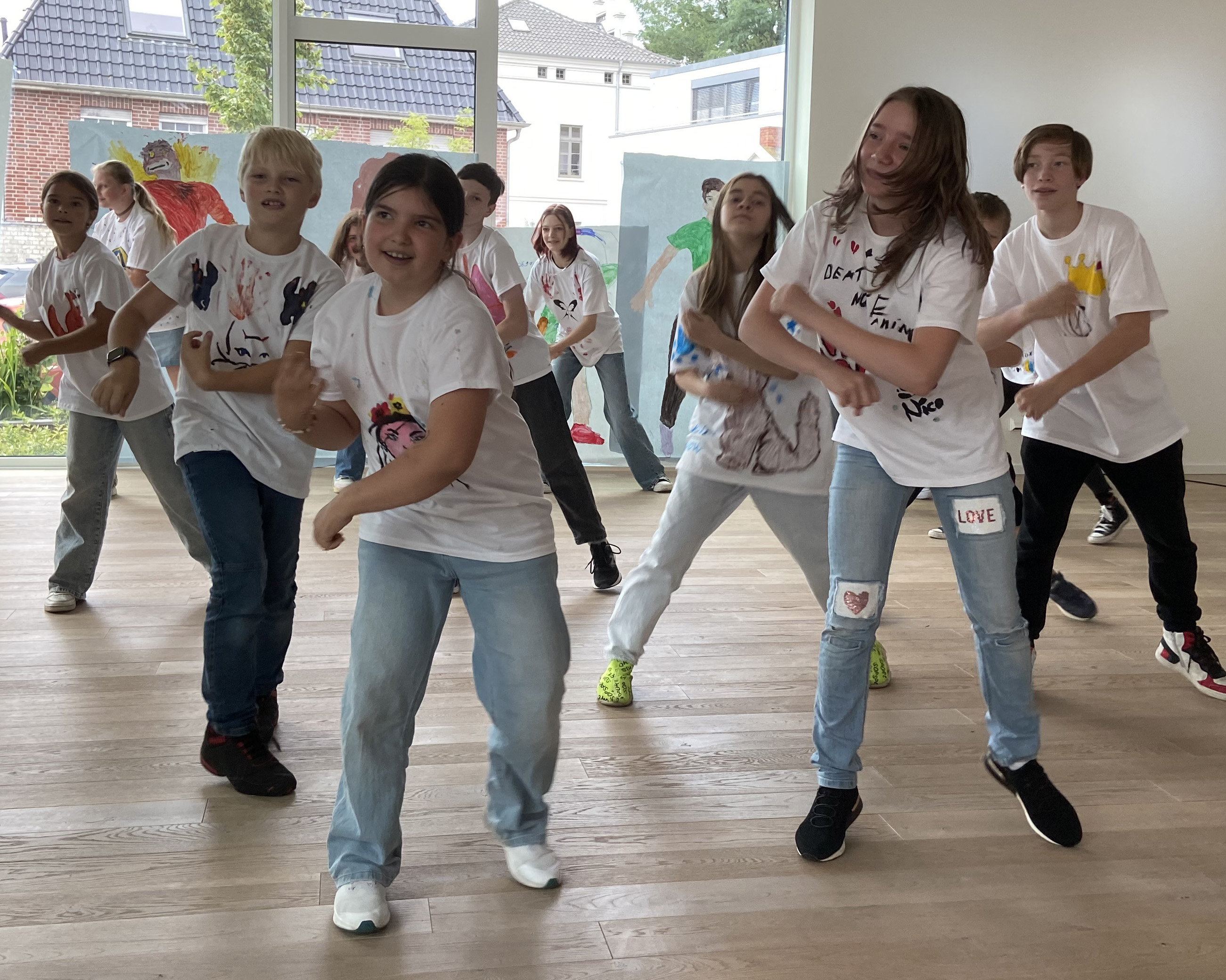 Bei der Abschlussveranstaltungen mit den Elötern führten die Kinder ihe eingeübten Tänze vor. Foto. Kerstin Kempermann