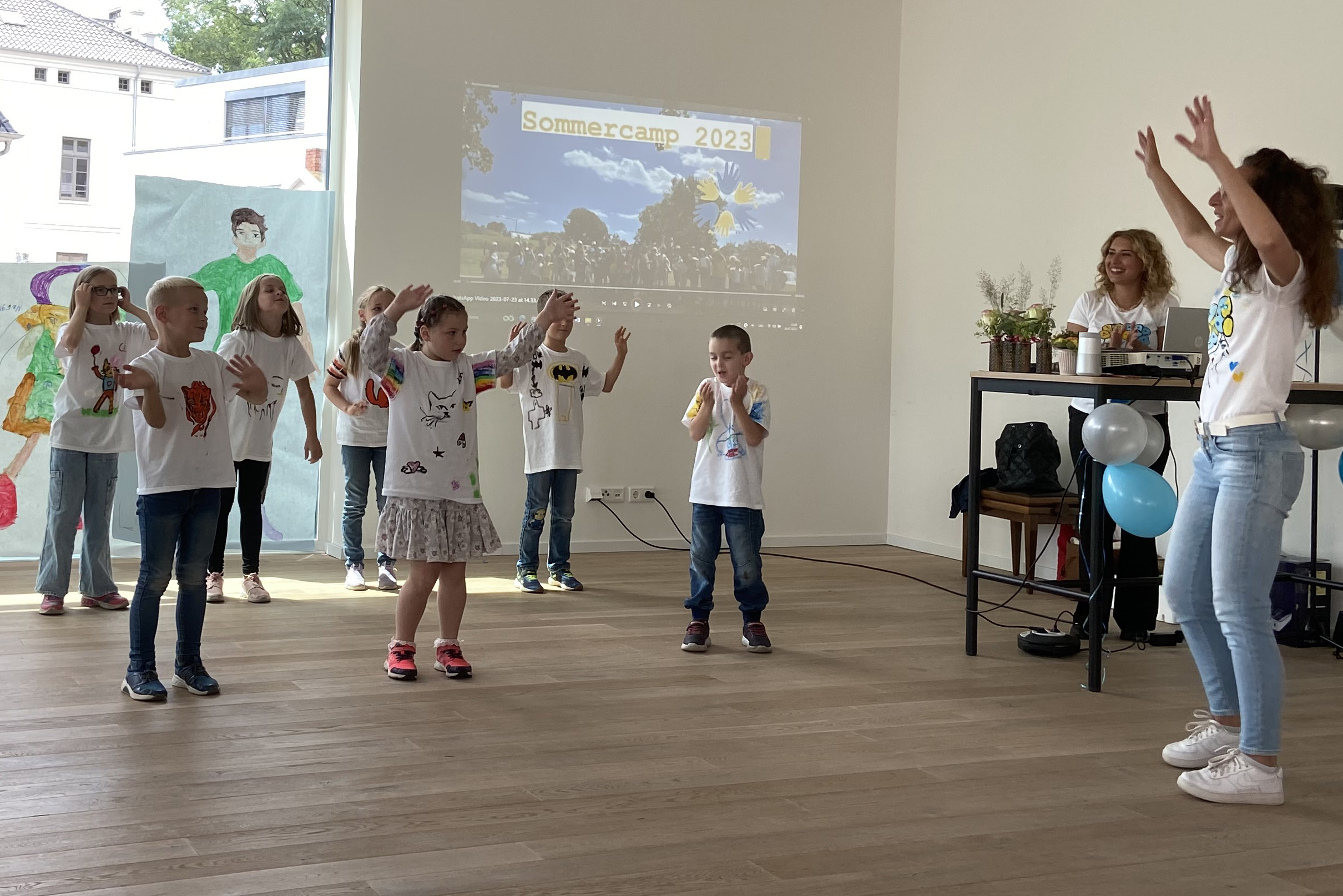 Bei der Abschlussveranstaltungen mit den Eltern führten die Kinder ihe eingeübten Tänze vor. Foto. Kerstin Kempermann