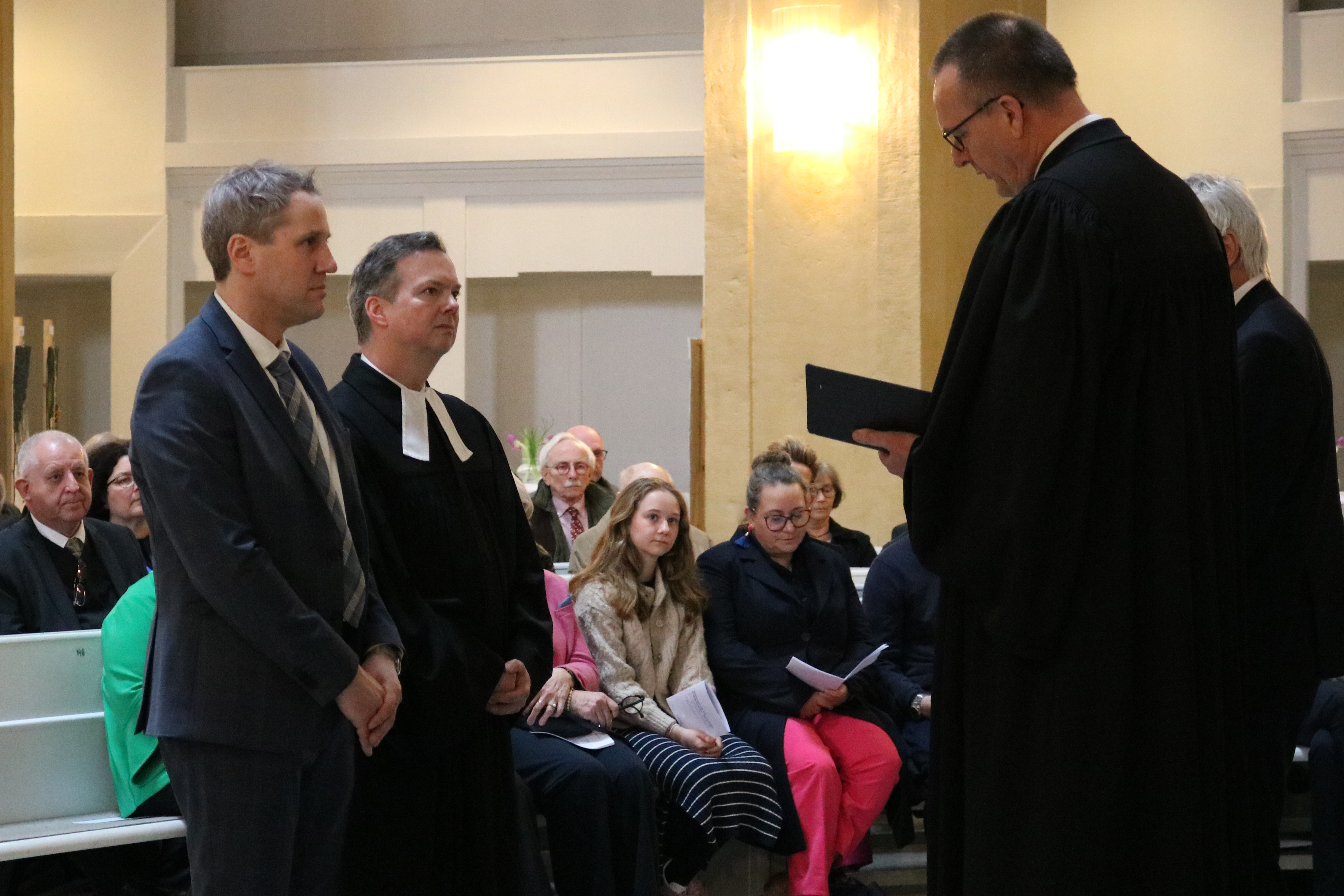 In einem feierlichen Gottesdienst hat Bischof Thomas Adomeit Mario Behrends und Pfarrer Dr. Friedrich Ley als neue Vorstände der Diakonie im Oldenburger Land offiziell eingeführt. 