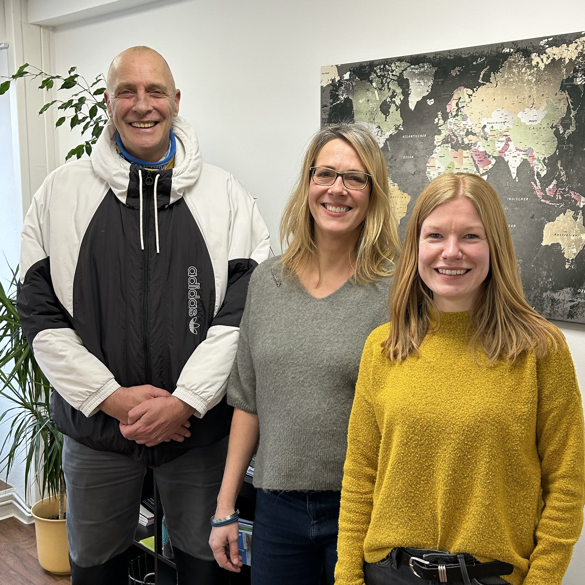 Peter Uetrecht (von links), Ina Schulz, Mitarbeiterin der Wohnungsnotfallhilfe Delmenhorst und Jennifer Malenz, Mitarbeiterin der Wohnungsnotfallhilfe Landkreis Oldenburg berichten über das Gruppenprogramm. Foto: Johanne Logemann