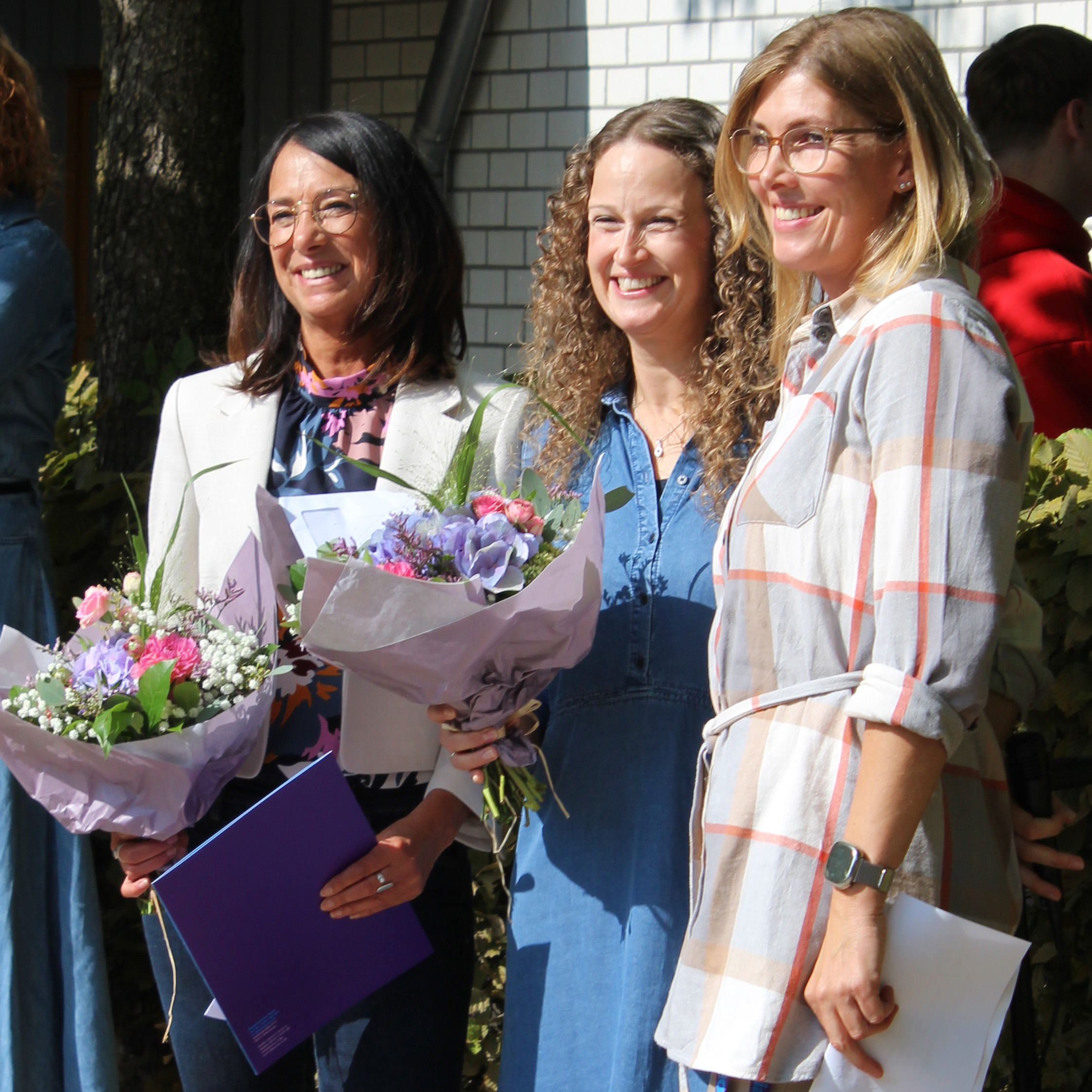 Michaela Samson (von links) und Marion Krüger wurden auf der Jubiläumsfeier von Einrichtungsleitung Gaby Tepe zu ihrem Dienstjubiläum geehrt. Foto. Kita "Die Arche"