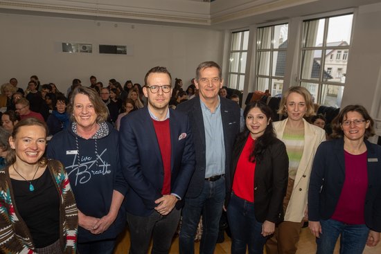 Tauschten sich über die Anerkennung von ausländischen Bildungsabschlüssen aus (von links): Katja Kaboth-Larsen (Universität Oldenburg), Bettina Doneit (Oldenburgische IHK), Daniel Stellmann (Stadt Oldenburg), Franz-Josef Franke (Regionalkoordination KMN), Amira Hasso (Regionalkoordination KMN), Katrin Köhne (Projektkoordination IQ Netzwerk Niedersachsen) und Christine Leemhuis (Handwerkskammer Oldenburg). Foto: Sascha Stüber