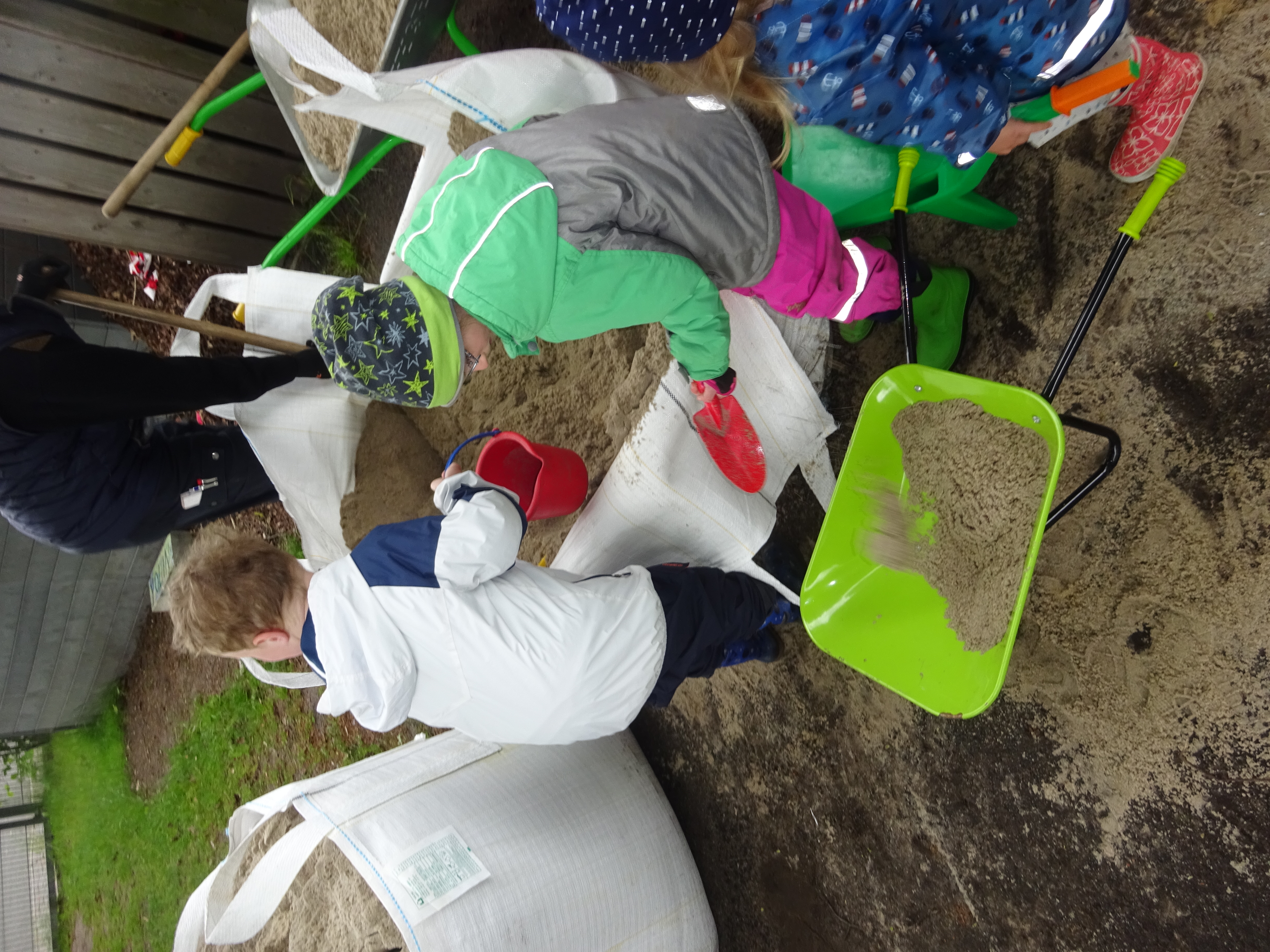 Für die Kinder war der Sandaustsuch ein großes Erlebnis.